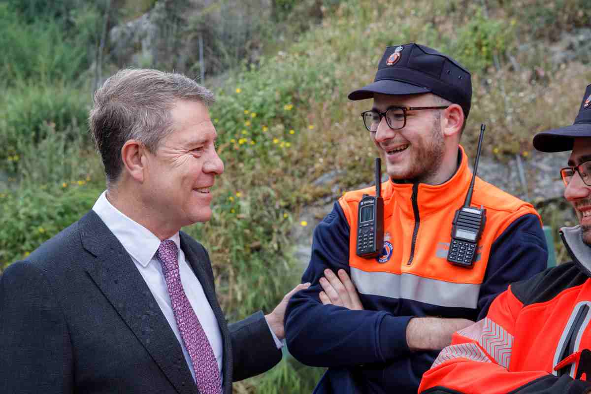 Emiliano García-Page junto a efectivos de Protección Civil.