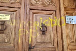 Pintada en el Ayuntamiento de Talavera. Foto: Consistorio