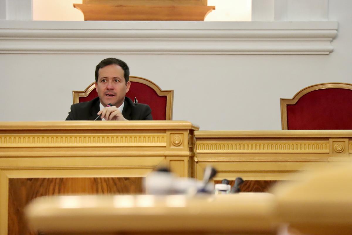 El alcalde, Carlos Velázquez, en el pleno.