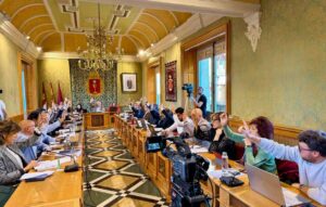 Pleno del Ayuntamiento de Cuenca en el que se nombró a Raúl del Pozo Hijo Adoptivo de la ciudad.