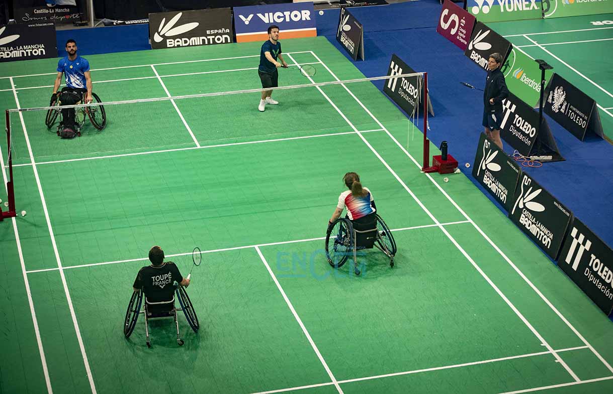 Los jugadores, entrenando en el pabellón Rafael del Pino. Foto: Rebeca Arango.