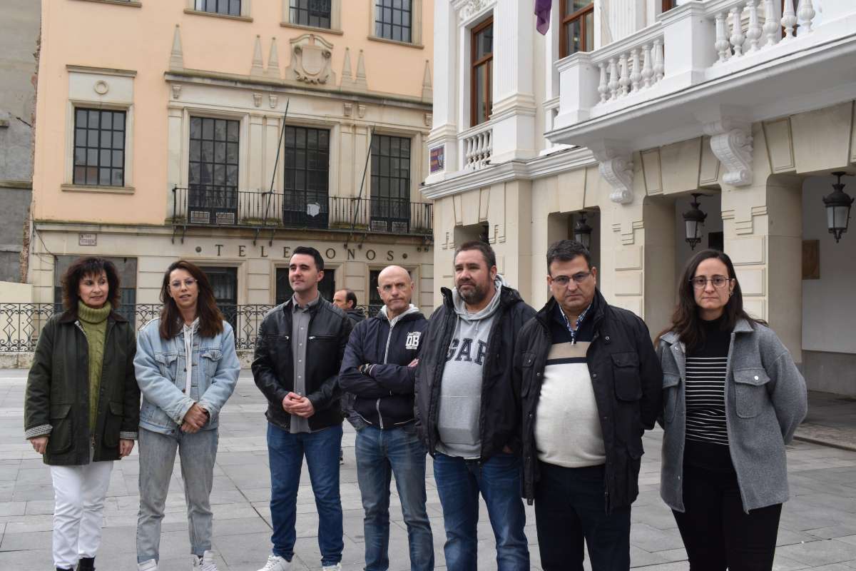 El Grupo Municipal Socialista, junto al presidente del Comité de Empresa y varios trabajadores