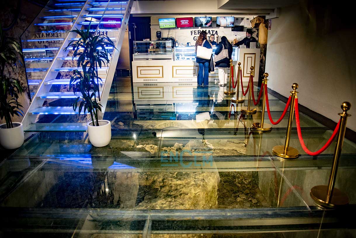 Restos arqueológicos bajo la heladería de Fermata Gelato en el Casco de Toledo. Foto: Rebeca Arango.
