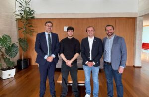 Amador Pastor (i) se reunió con los representantes de los estudiantes.