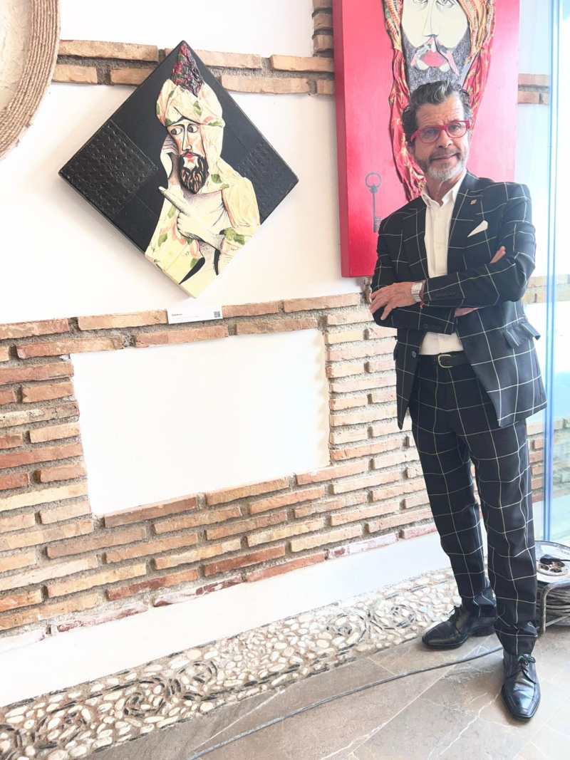 Alberto Romero y una de sus obras expuestas en Granada.