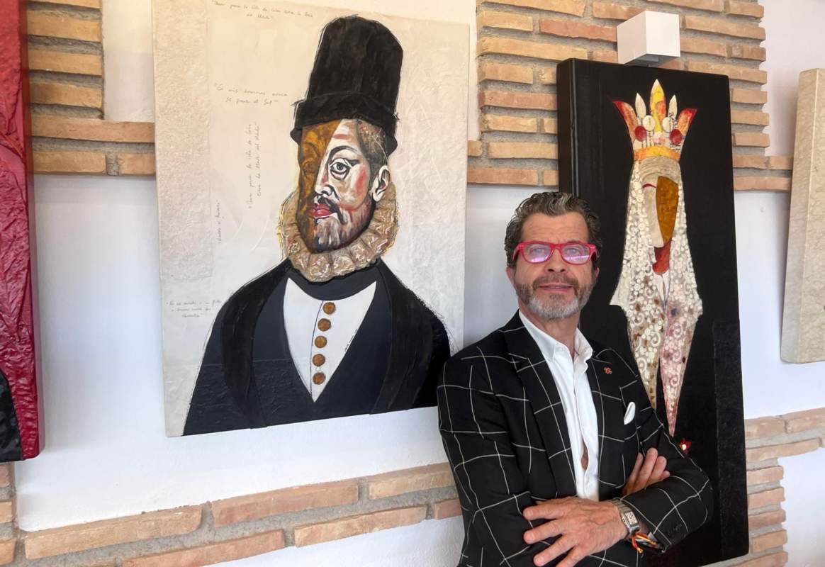 Alberto Romero, junto a dos de sus obras.
