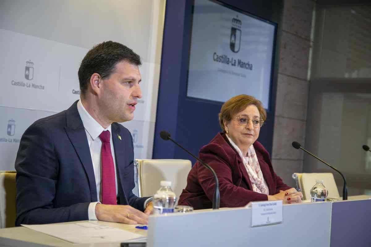 La viceconsejera de Servicios y Prestaciones Sociales, Guadalupe Martín, y el director general de Acción Social, Santi Vera.