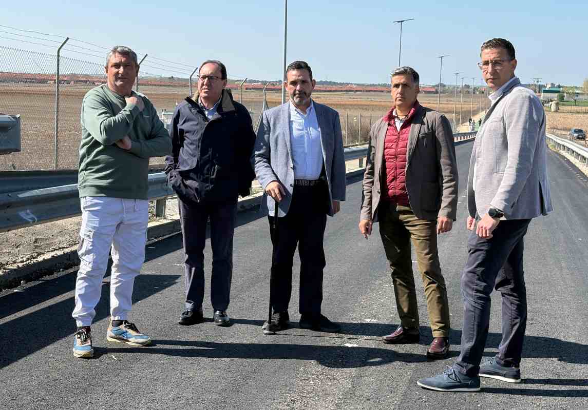 En el centro,Jesús Guerrero (i) y Joaquín Romera, durante su visita a las obras de Seseña.