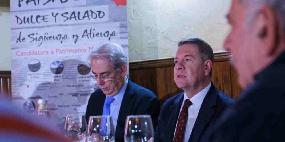 El presidente de Castilla-La Mancha, Emiliano García-Page, eunión del Consejo Rector de la candidatura a Patrimonio Mundial del “Paisaje dulce y salado de Sigüenza y Atienza”.