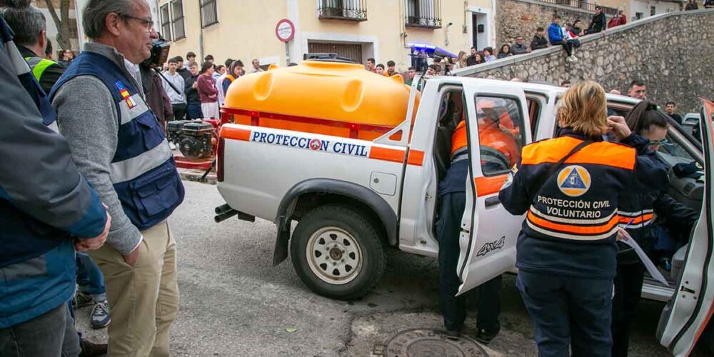 Imagen de un simulacro en Cuenca. En la imagen, voluntarios de Protección Civil y el consejero de Hacienda, Administraciones Públicas y Transformación Digital, Juan Alfonso Ruiz Molina.