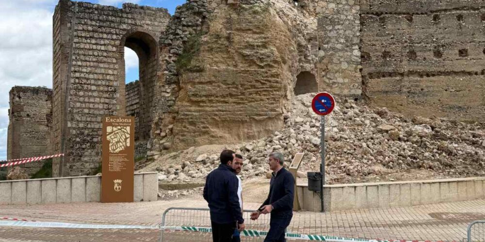 El alcalde de Escalona, Álvaro Gutiérrez, junto a la torre derrumbada en en el castilo de la localidad.