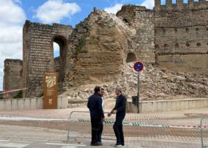 El alcalde de Escalona, Álvaro Gutiérrez, junto a la torre derrumbada en en el castilo de la localidad.