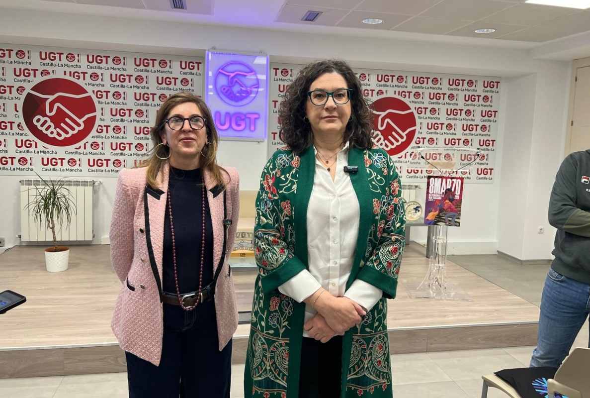 La vicesecretaria general de UGT, Lola Navarro (i), y la secretaria general de UGT en CLM, Lola Alcónez.