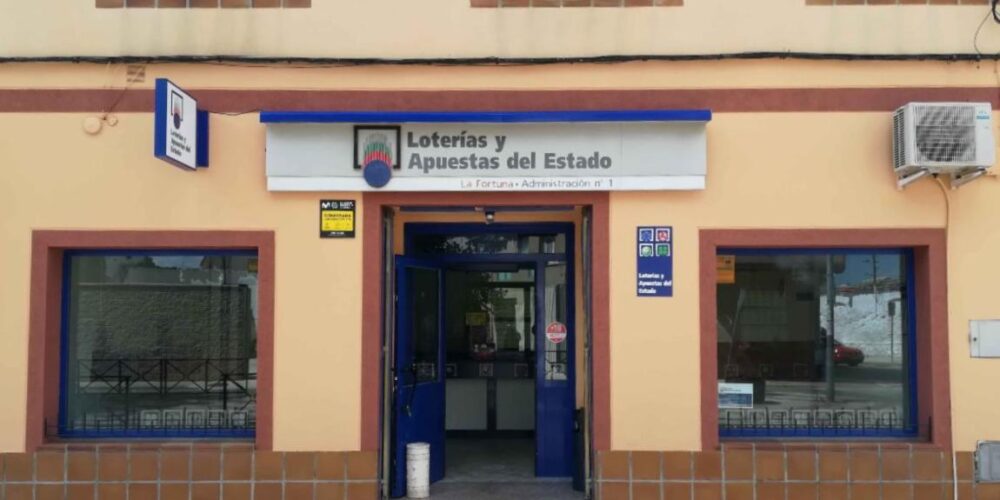 Administración de loterías nº 1 de Villacañas, situada en el Paseo de los Enamorados.