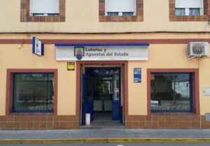 Administración de loterías nº 1 de Villacañas, situada en el Paseo de los Enamorados.
