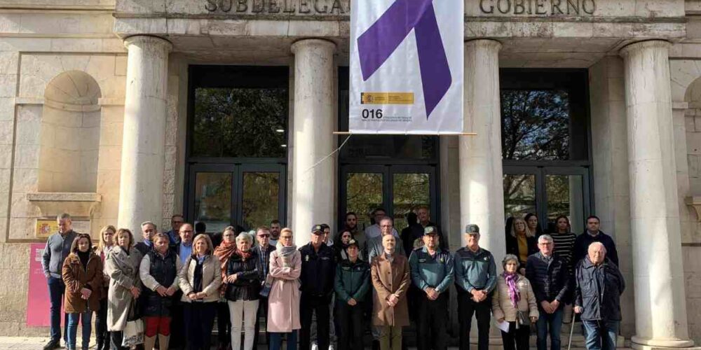 Minuto silencio contra la violencia de género en la Subdelegación del Gobierno en Cuenca.