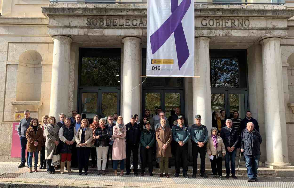 Minuto silencio contra la violencia de género en la Subdelegación del Gobierno en Cuenca.