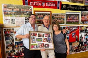 Poli, en la izquierda de la foto, en su Exposición del Atlético de Madrid