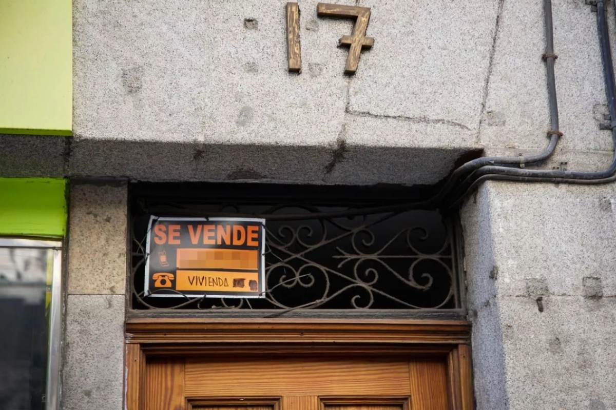 Cartel de "se vende" en una vivienda