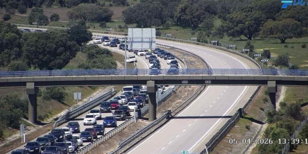 Tráfico muy denso en la A-5, a la altura de Talavera, antes de la hora de comer.