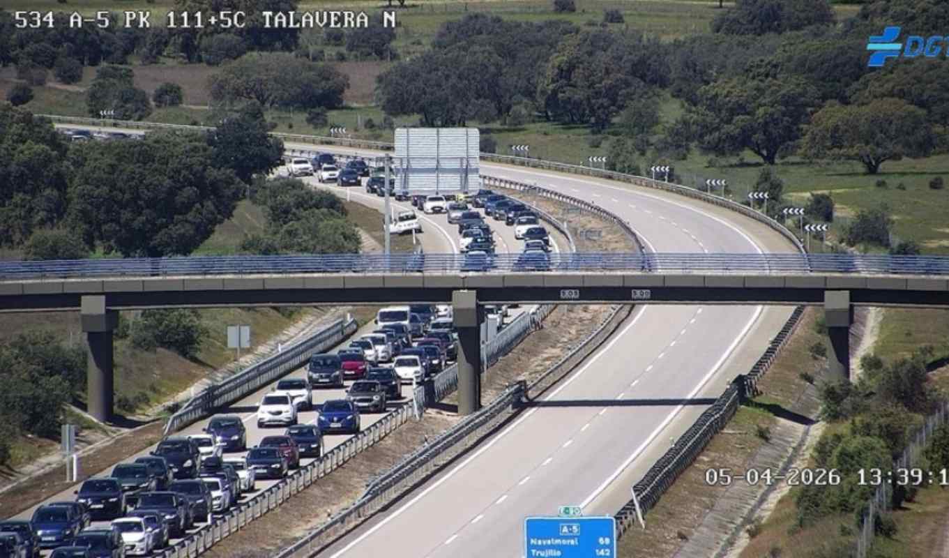 Tráfico muy denso en la A-5, a la altura de Talavera, antes de la hora de comer.
