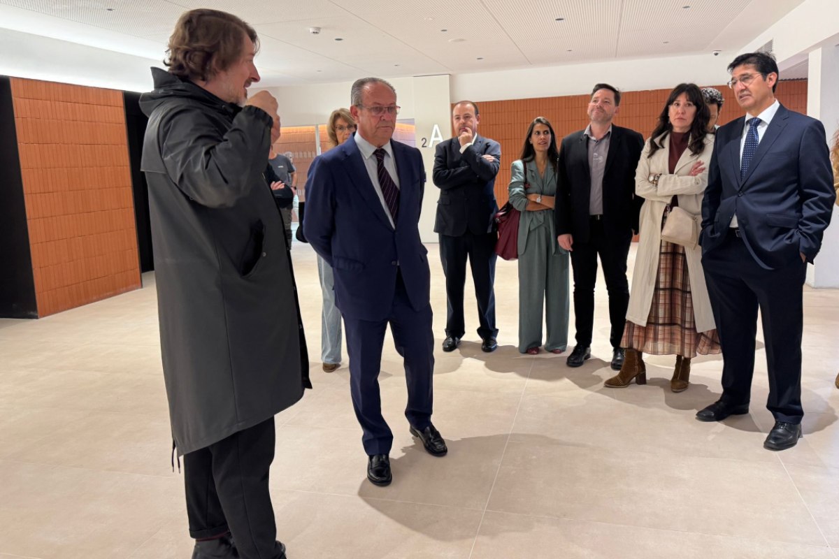 El arquitecto del inmueble, Juan José Mateos, del Estudio Aybar Mateos, explica a los responsables políticos el proyecto llevado a cabo