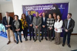 El consejero de Educación, Cultura y Deportes ha visitado hoy la Feria de FP de Valdepeñas
