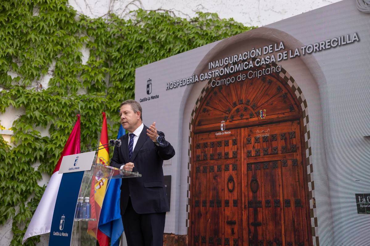 El presidente de Castilla-La Mancha, Emiliano García-Page, inaugura en Campo de Criptana (Ciudad Real) la hospedería gastronómica ‘Casa de la Torrecilla’.