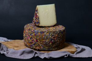 El queso Cabesota con flores comestibles, de Bolaños de Calatrava, uno de los premiados