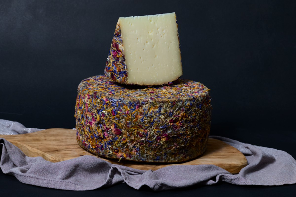 El queso Cabesota con flores comestibles, de Bolaños de Calatrava, uno de los premiados