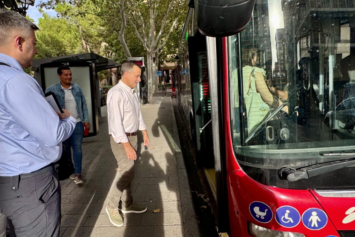 El alcalde de Albacete sube a un autobús urbano