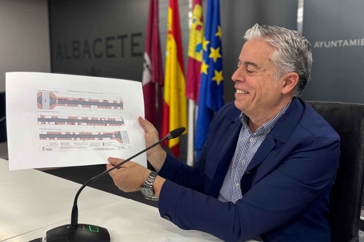 El concejal de Urbanismo del Ayuntamiento de Albacete, Julián Garijo, explica las obras en Campollano