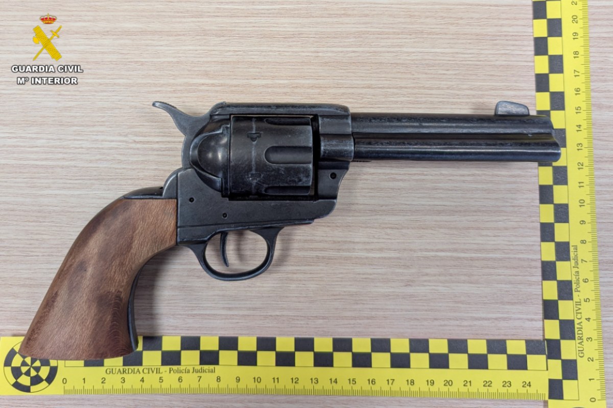 Arma simulada incautada por la Guardia Civil de Caudete (Albacete)