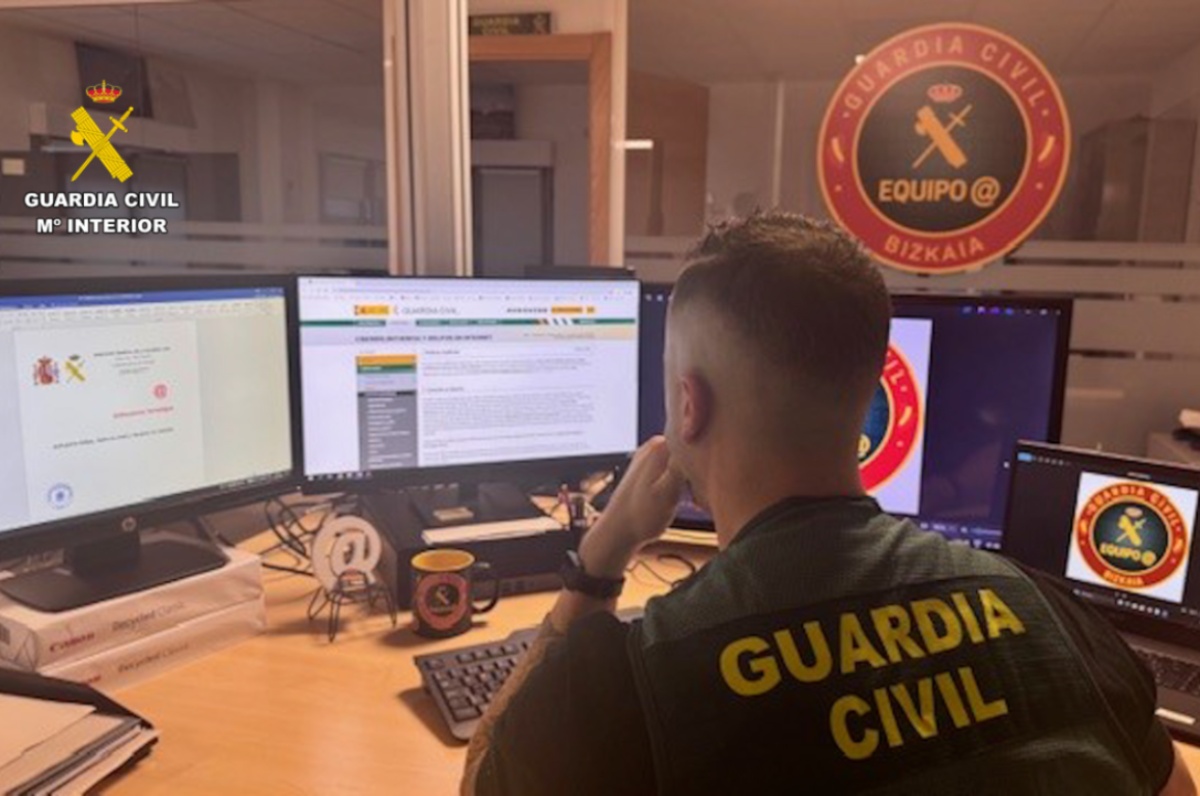 Agente de la Guardia Civil investigando una estafa por Internet