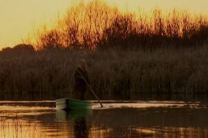 Imagen de Julio Escudero con su barca en Las Tablas de Daimiel - Foto: RTVE
