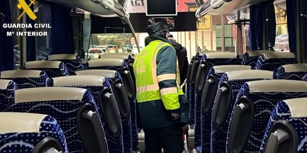 Imagen de archivo de un guardia civil en el interior de un autobús escolar
