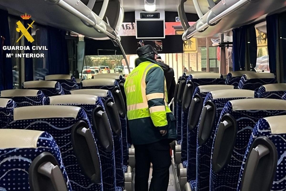 Imagen de archivo de un guardia civil en el interior de un autobús escolar