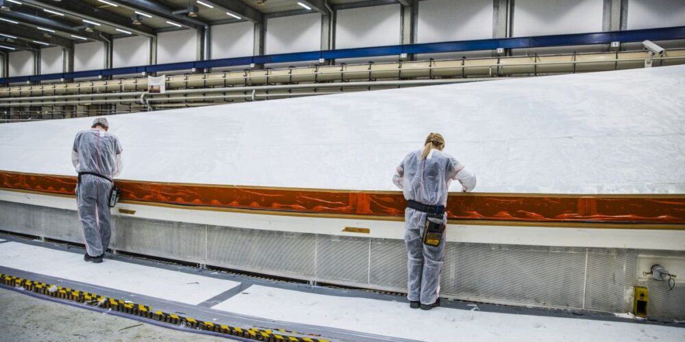 Imagen de archivo de varios trabajadores construyendo una pala en la fábrica de Vestas en Daimiel