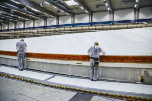 Imagen de archivo de varios trabajadores construyendo una pala en la fábrica de Vestas en Daimiel
