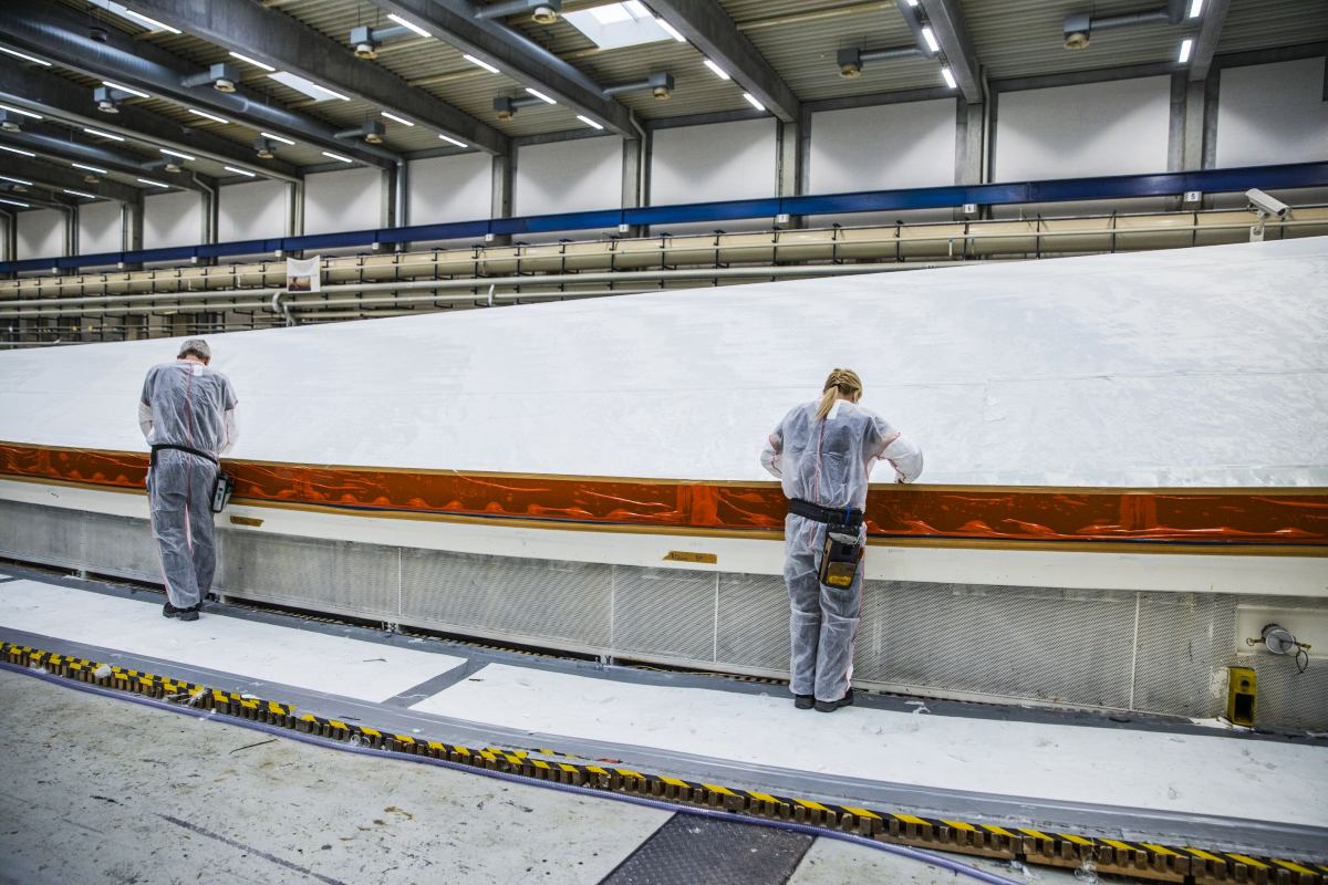 Imagen de archivo de varios trabajadores construyendo una pala en la fábrica de Vestas en Daimiel