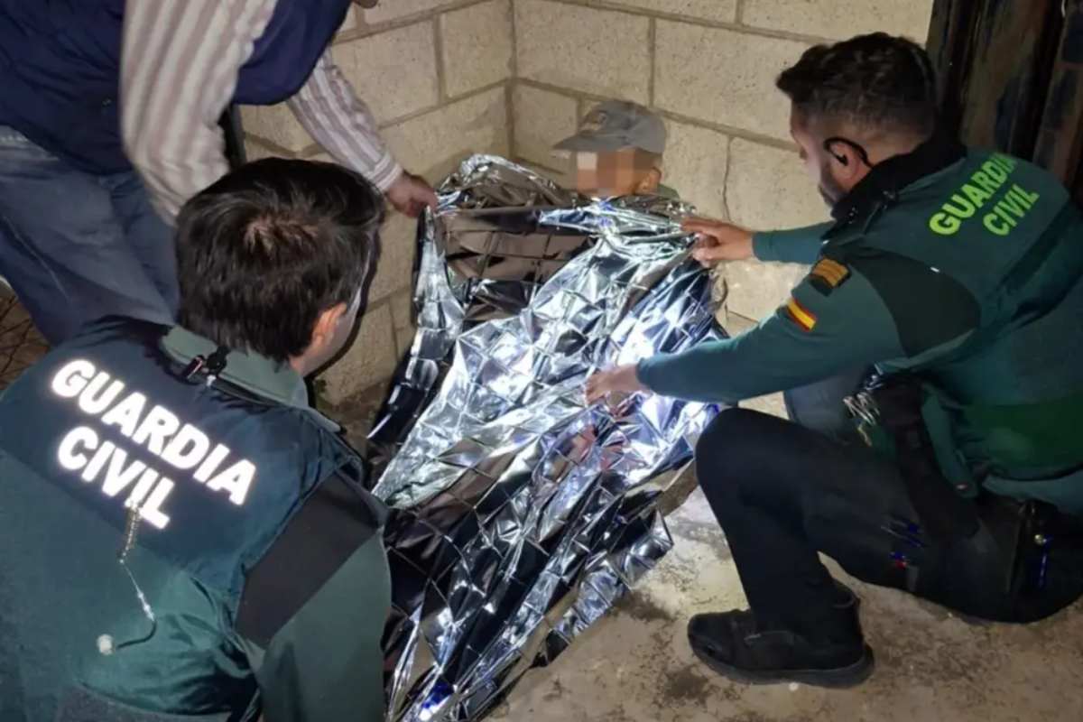 Imagen de los agentes de la Guardia Civil atendiendo al anciano