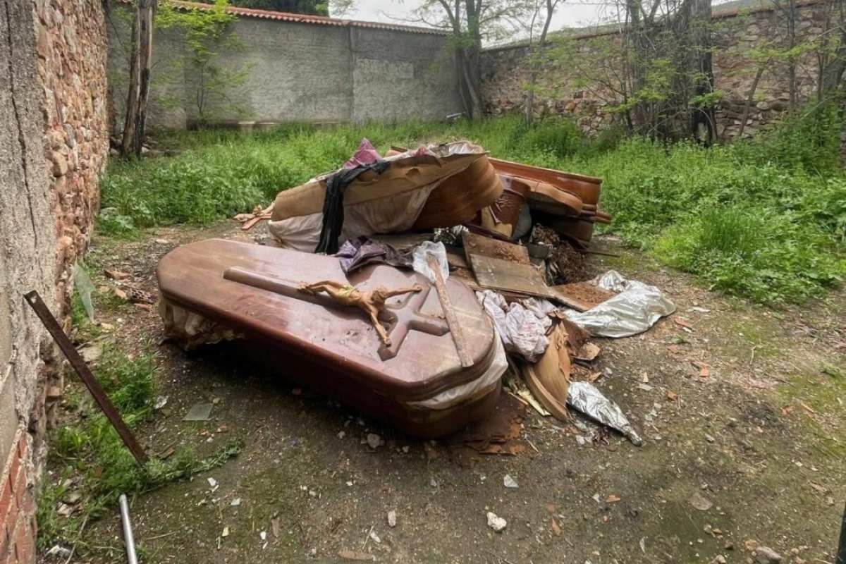 Imágenes de varios féretros en el Cementerio Municipal de Puertollano