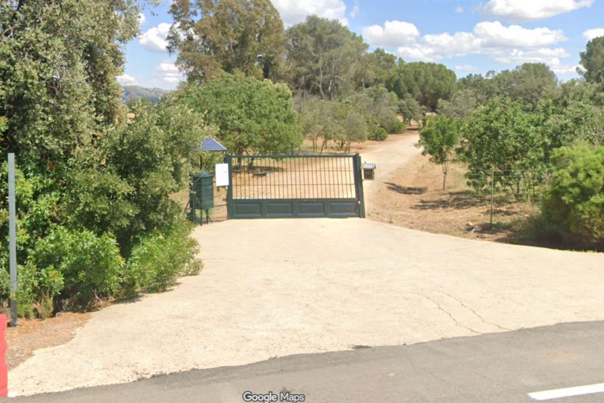 La discreta entrada a la finca de La Toledana