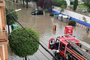 Los bomberos actuando en labores de achique en Herencia - Foto: MeteoFuente
