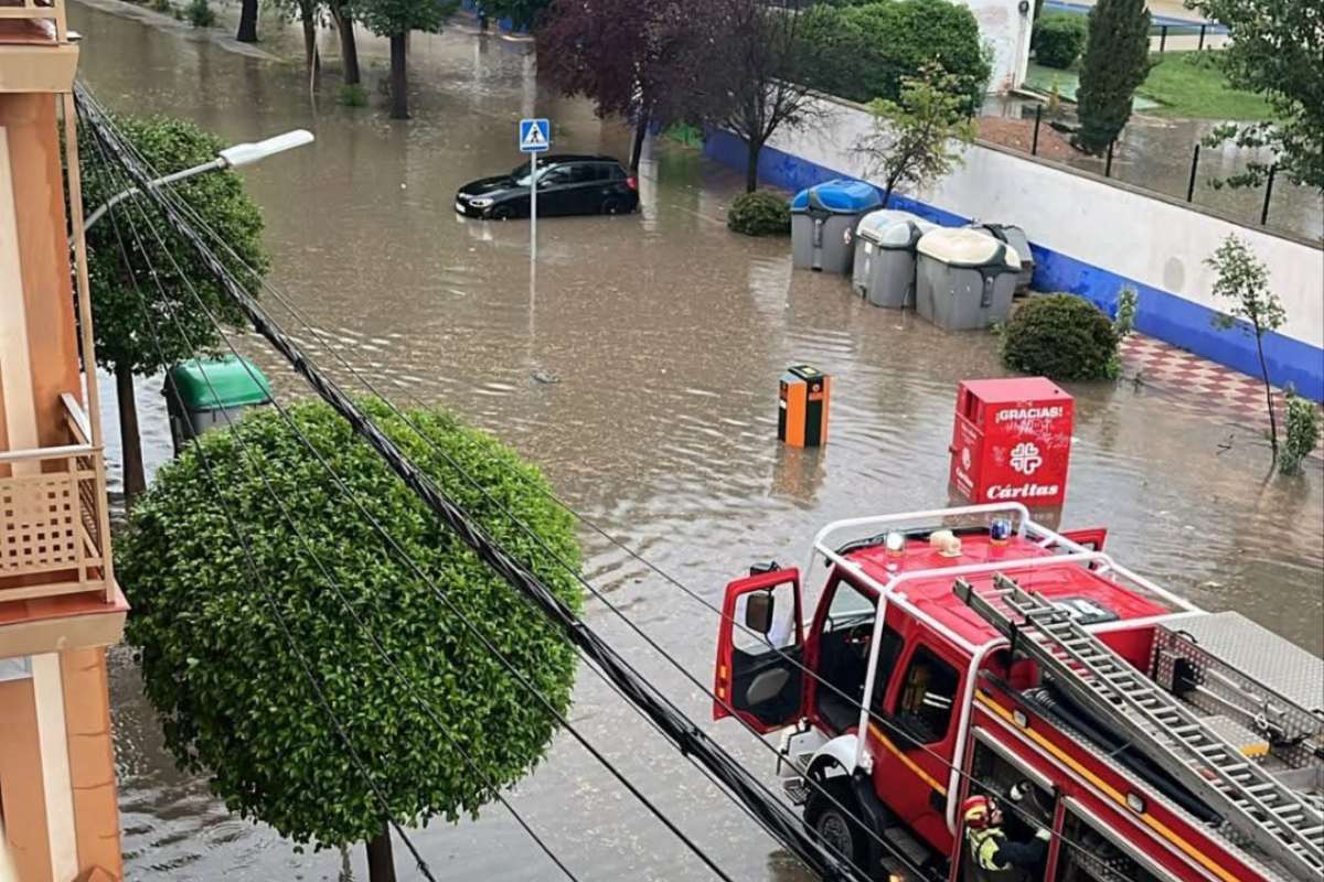 Los bomberos actuando en labores de achique en Herencia - Foto: MeteoFuente