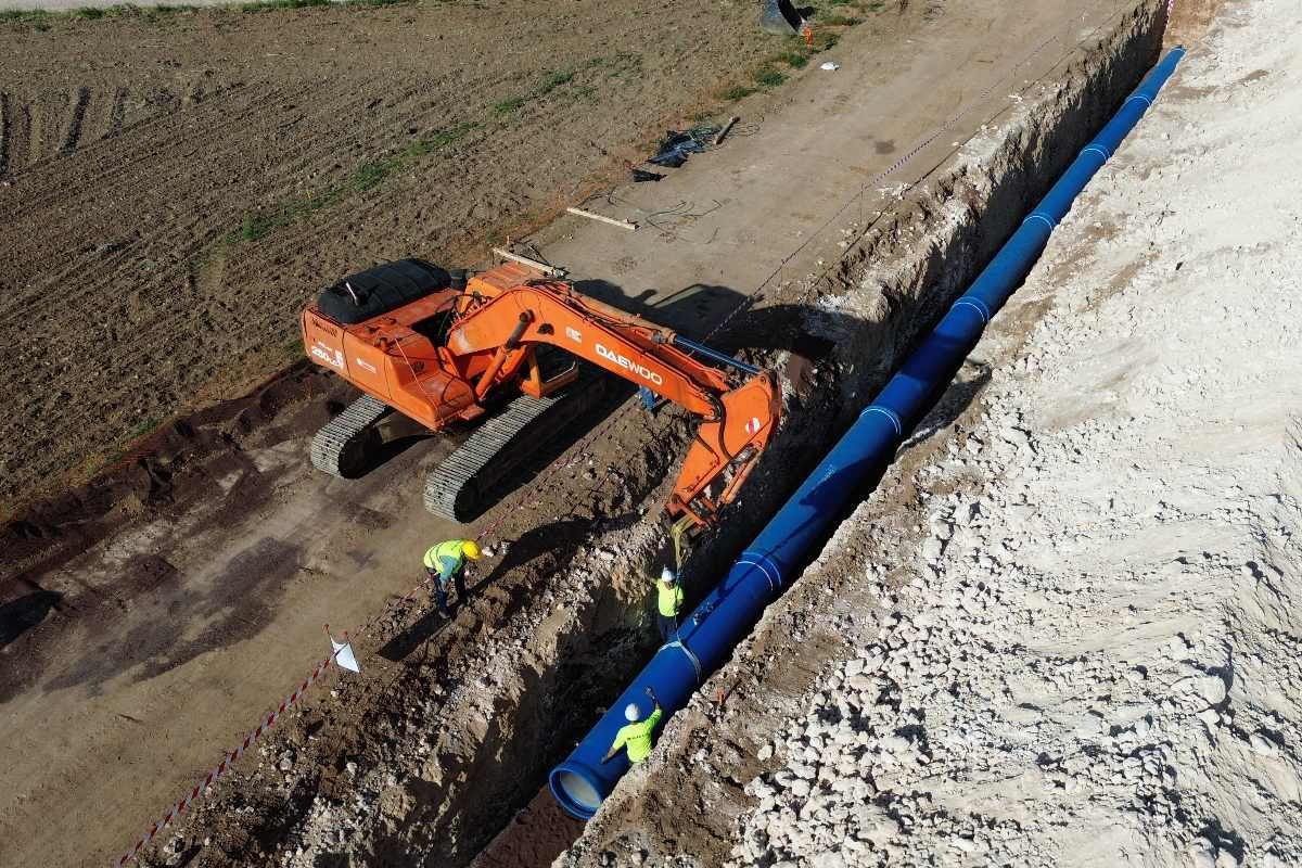 Obras de construcción de la Tubería de la Llanura Manchega en el Campo de Calatrava