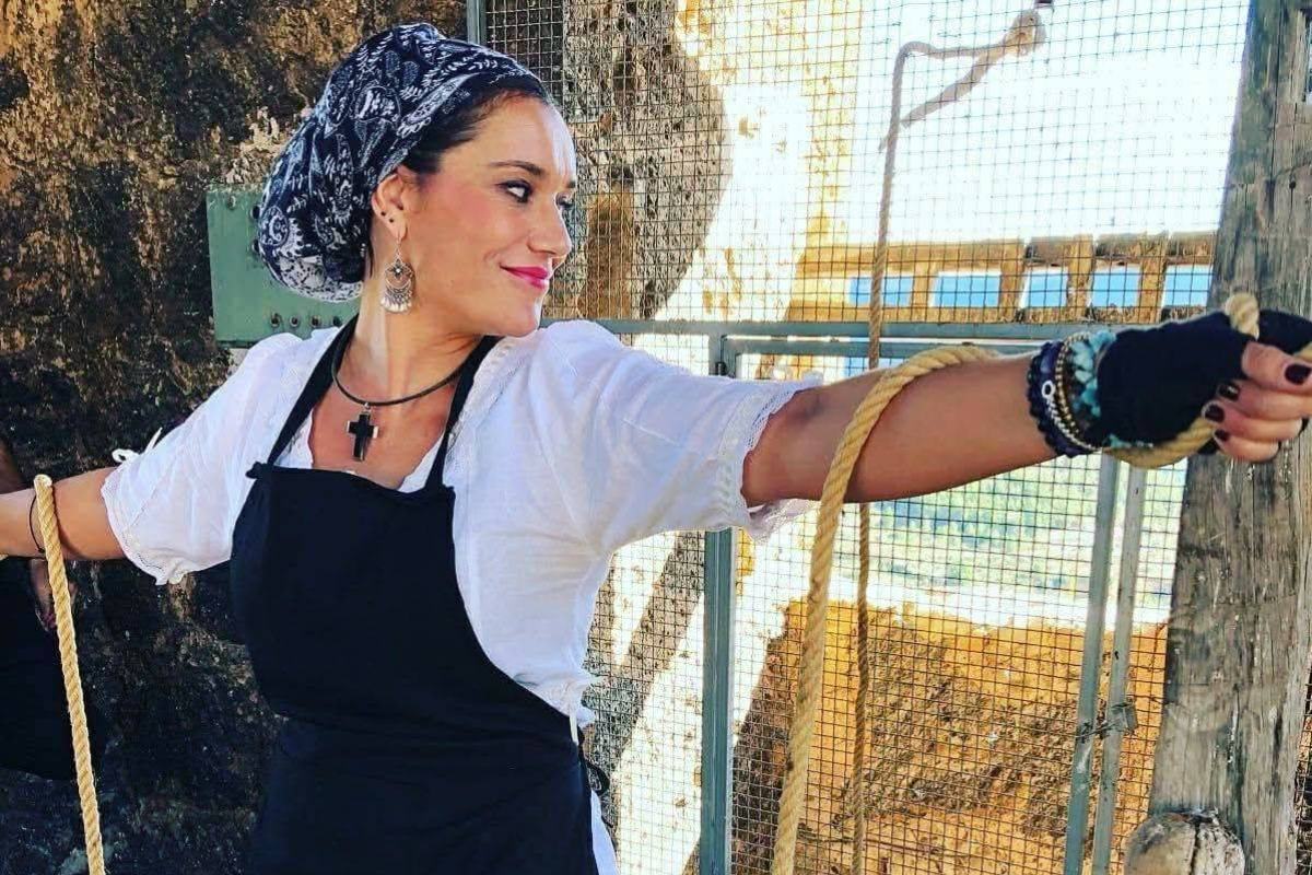 Ana Barba toca las cuatro campanas de la Iglesia de la Asunción de Yeste (Albacete)