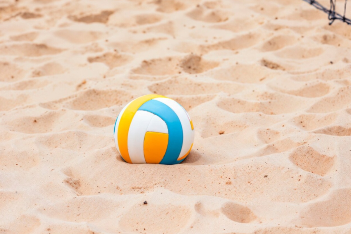 Balón de vóley playa en la arena. Imagen de archivo