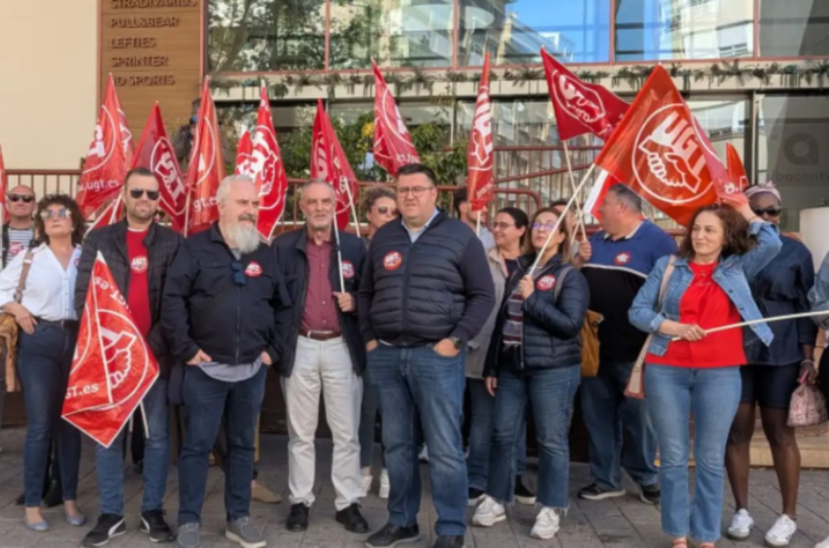 UGT Albacete en la puerta del Centro Comercial Albacenter para denunciar el preacuerdo del convenio de grandes marcas de comercio, textil y calzado