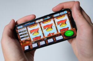 Juego online en un teléfono móvil. Imagen de archivo